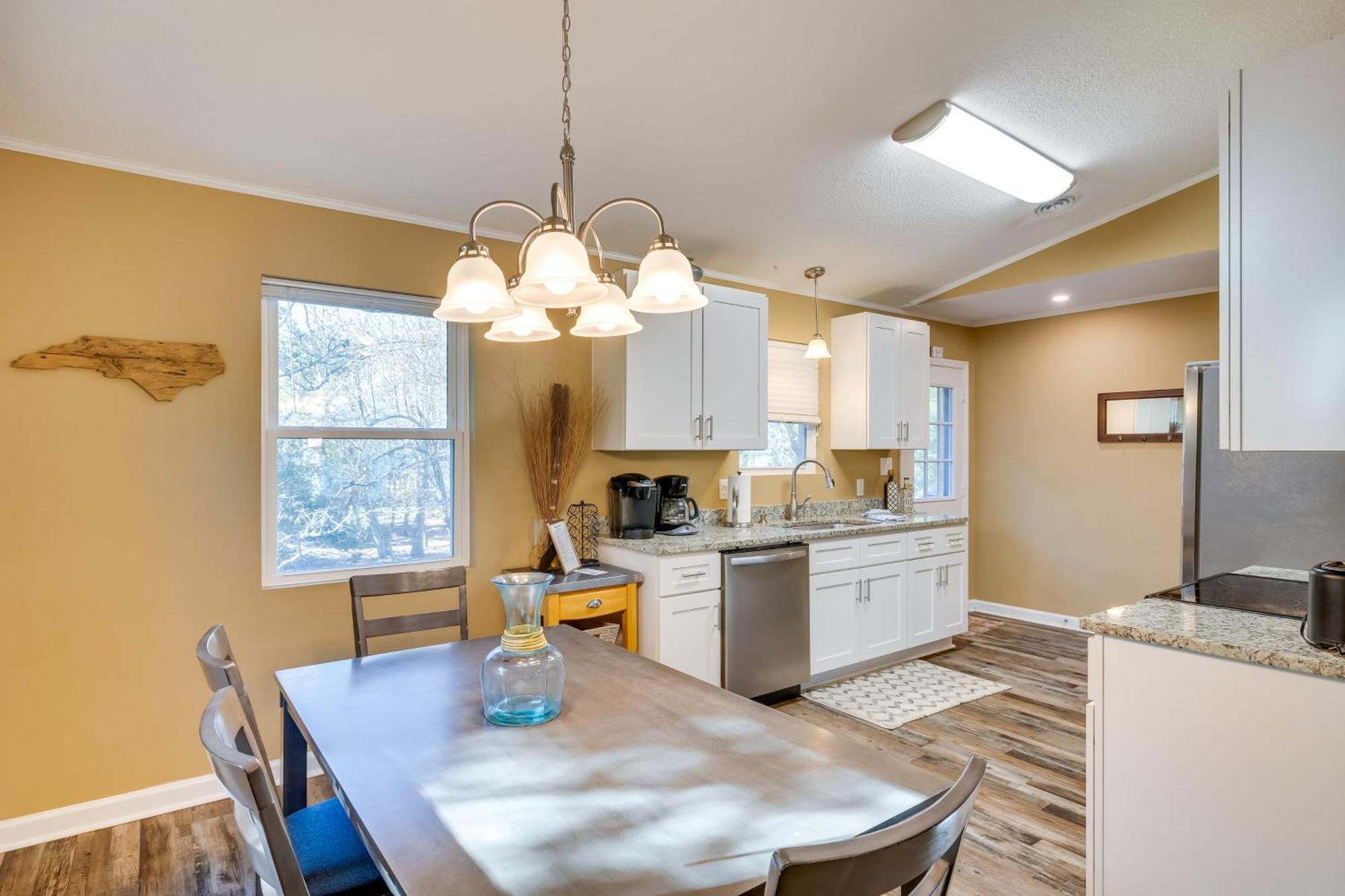 Lovely Emerald Isle Home, Walk To Beach! المظهر الخارجي الصورة