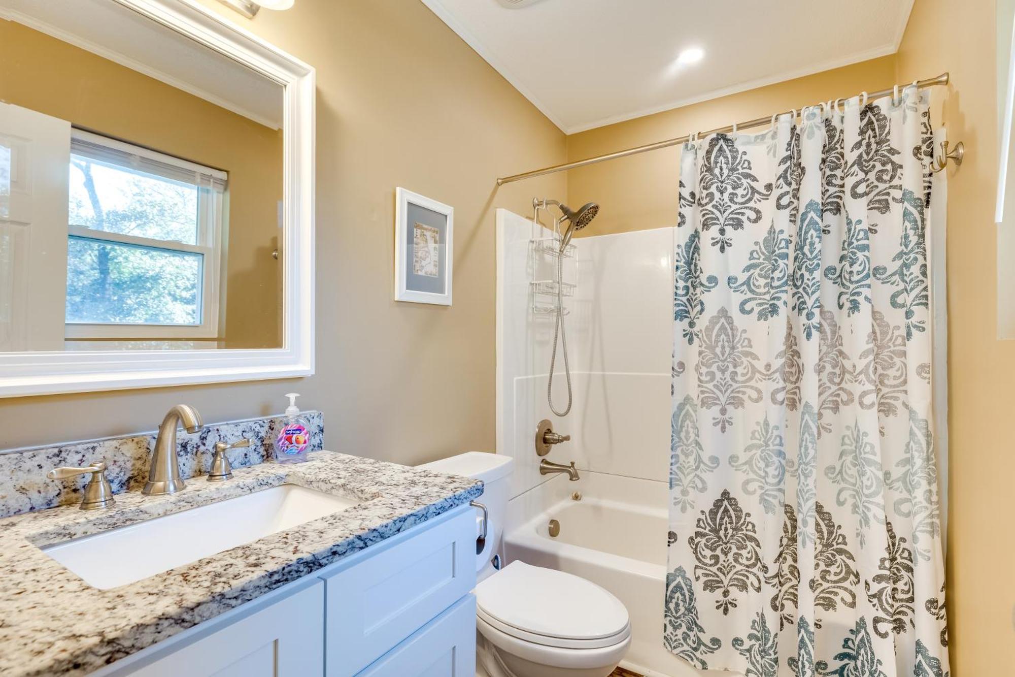 Lovely Emerald Isle Home, Walk To Beach! المظهر الخارجي الصورة